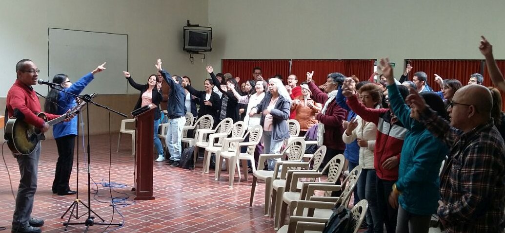 Asamblea de alabanza, oración, crecimiento espiritual y compartir fraterno